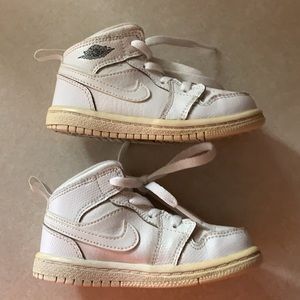 White Nike air Jordan tennis shoe 👟